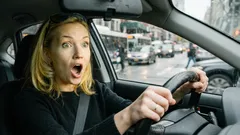 Was Autofahrerinnen fürchten: Betrug bei Autowerkstätten, Tankstellen und 5 weitere häufige Probleme