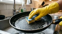 Teflonpfanne reinigen: 7 sanfte Methoden gegen Fettfilm und Eingebranntes